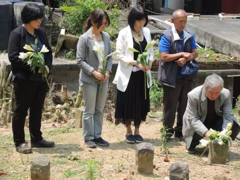 「爸,我要帶你回家…」促轉會助他尋獲父親遺骨,布農族兒「跪亂葬崗」痛哭!