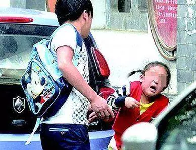 當年拋妻棄3個女兒 如今老了想來要錢 女兒們開的條件讓他直呼報應