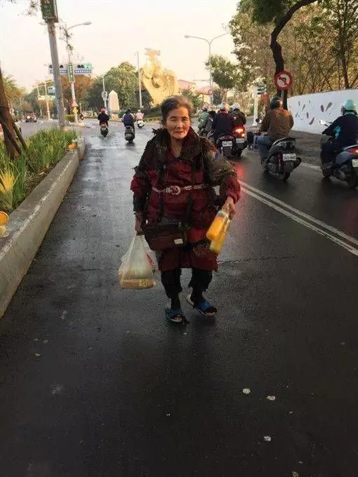 高雄人怕爆,鳳山最兇都市傳說 「徒手榨汁嬤」 ..曾1人擊退上百飆仔 ,撞見她只能拚命闖紅燈