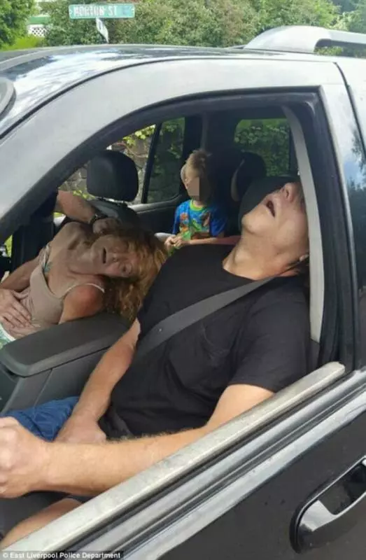 爸爸媽媽開車載四歲兒子,「開到一半暈了」!讓員警都忍不住把照片PO上來!