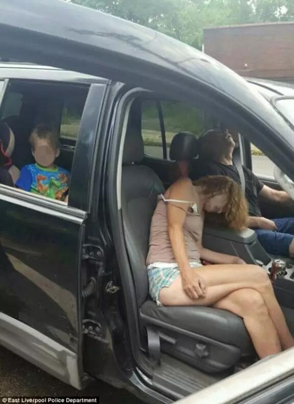 爸爸媽媽開車載四歲兒子,「開到一半暈了」!讓員警都忍不住把照片PO上來!