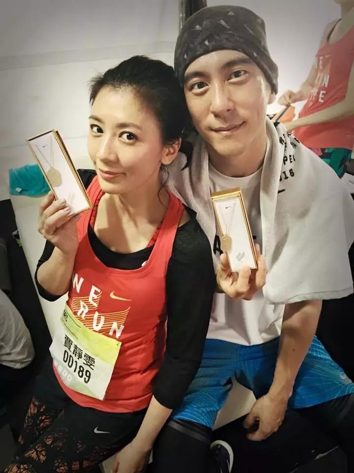 46歲鍾麗緹遭偷拍「臉上滿滿針孔」!女星為了不老「亂打針的下場」竟是....嚇到腿軟!