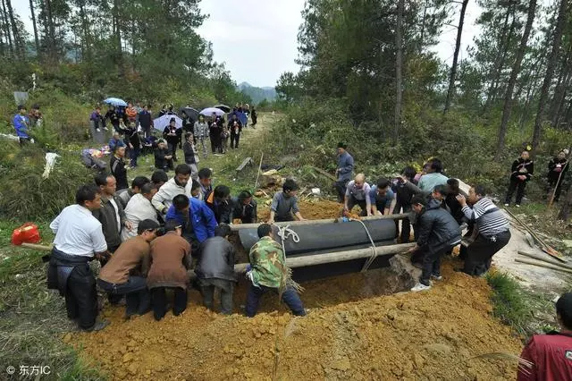 男孩上街抓藥入破廟避雨,一個善心之舉,卻意外讓父親多活了32年