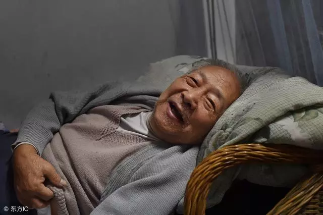 老人進城享福,被兒媳趕走後,他一個善心之舉,換來了莫大福報