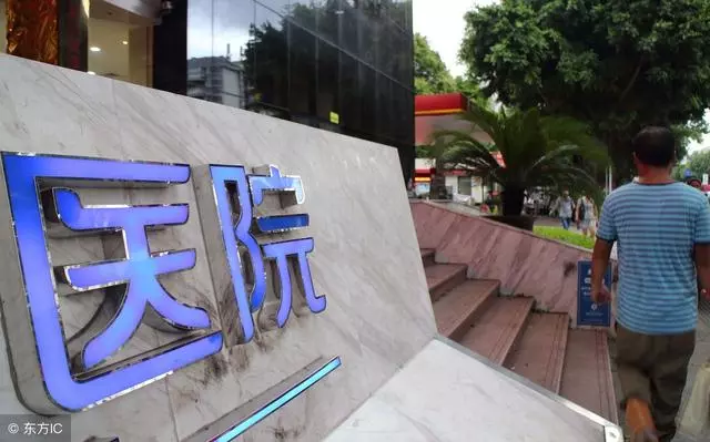父女進城打工,每次給丈夫打電話女兒都不在,妻子進城去看嚇暈了
