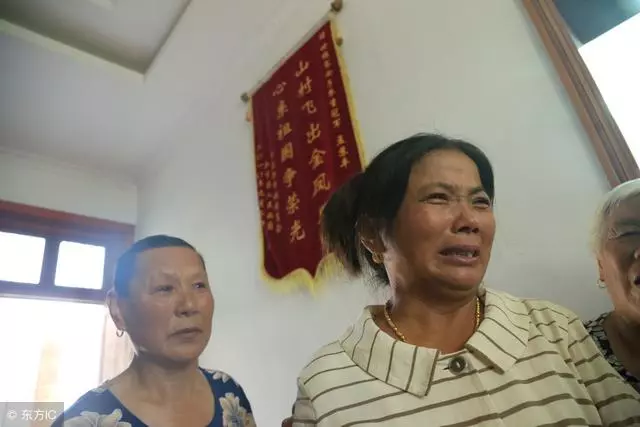 父女進城打工,每次給丈夫打電話女兒都不在,妻子進城去看嚇暈了