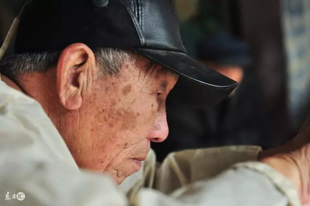 老父親病重拿出兩袋錢,小兒子搶大袋,大兒子得小袋,老父親笑了