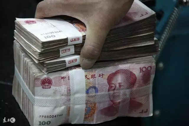 老父親病重拿出兩袋錢,小兒子搶大袋,大兒子得小袋,老父親笑了