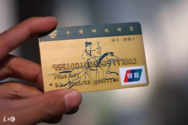 老父親病重拿出兩袋錢,小兒子搶大袋,大兒子得小袋,老父親笑了