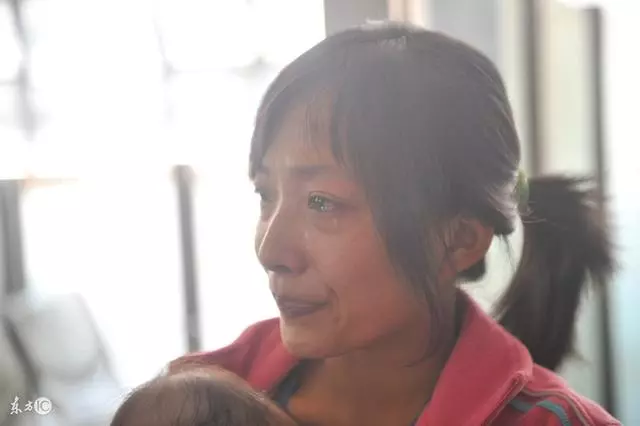 老父親病重拿出兩袋錢,小兒子搶大袋,大兒子得小袋,老父親笑了