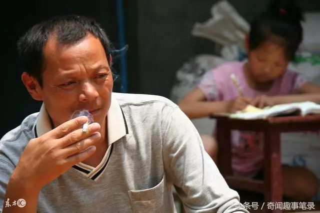 父親到省城打工,碰到外企工作的女兒,兩人轉身就跑,因為太尷尬