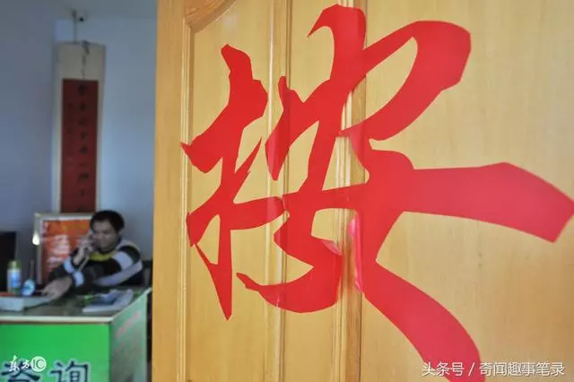 父親到省城打工,碰到外企工作的女兒,兩人轉身就跑,因為太尷尬