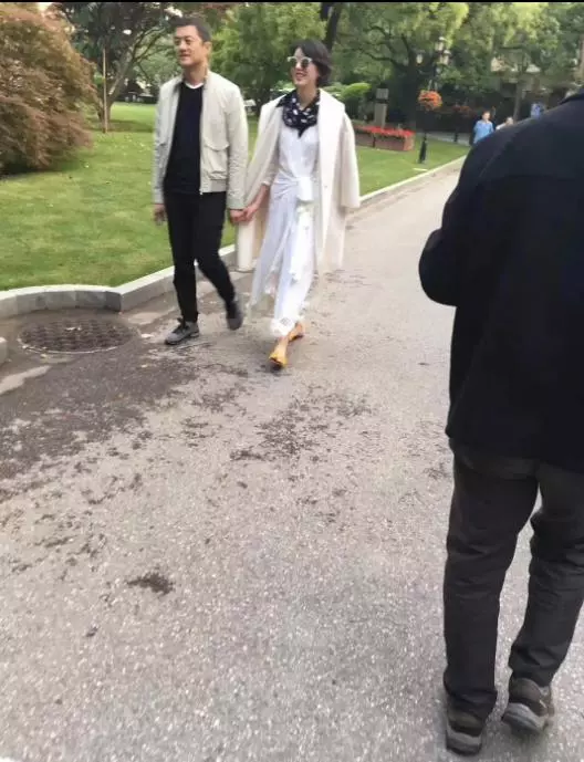 網友偶遇李亞鵬與女子逛街手拉手疑新戀情,兩人滿臉甜笑略顯靦腆~~~