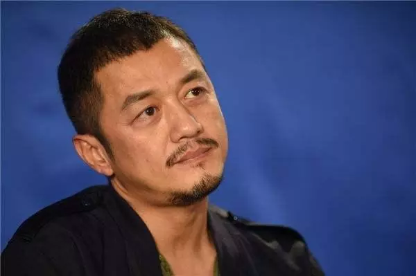 網友偶遇李亞鵬與女子逛街手拉手疑新戀情,兩人滿臉甜笑略顯靦腆~~~