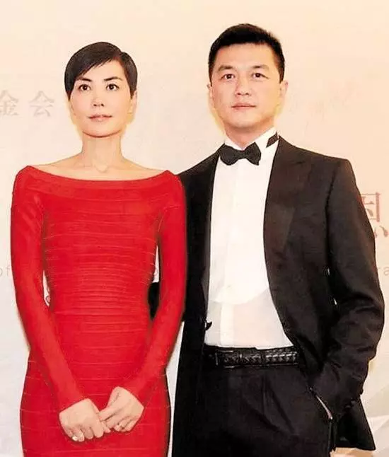 網友偶遇李亞鵬與女子逛街手拉手疑新戀情,兩人滿臉甜笑略顯靦腆~~~