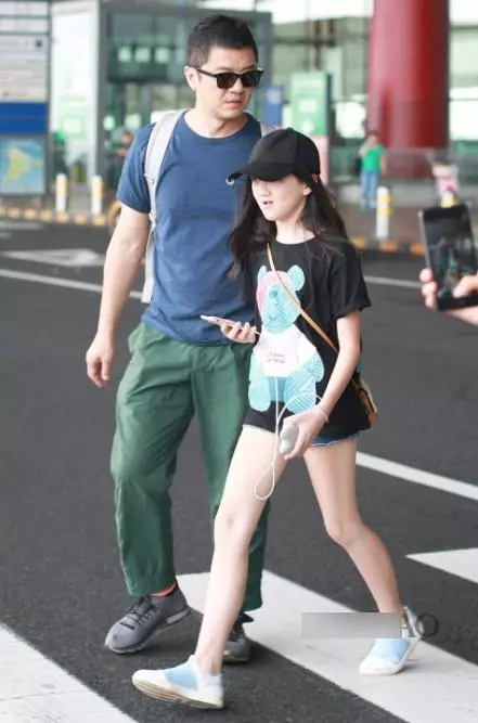 網友偶遇李亞鵬與女子逛街手拉手疑新戀情,兩人滿臉甜笑略顯靦腆~~~