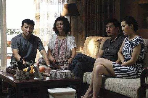 我和嫂子同一天生日,婆婆給她一千給我二百,回來打開紅包我哭了