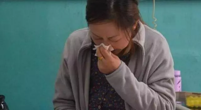 我和嫂子同一天生日,婆婆給她一千給我二百,回來打開紅包我哭了