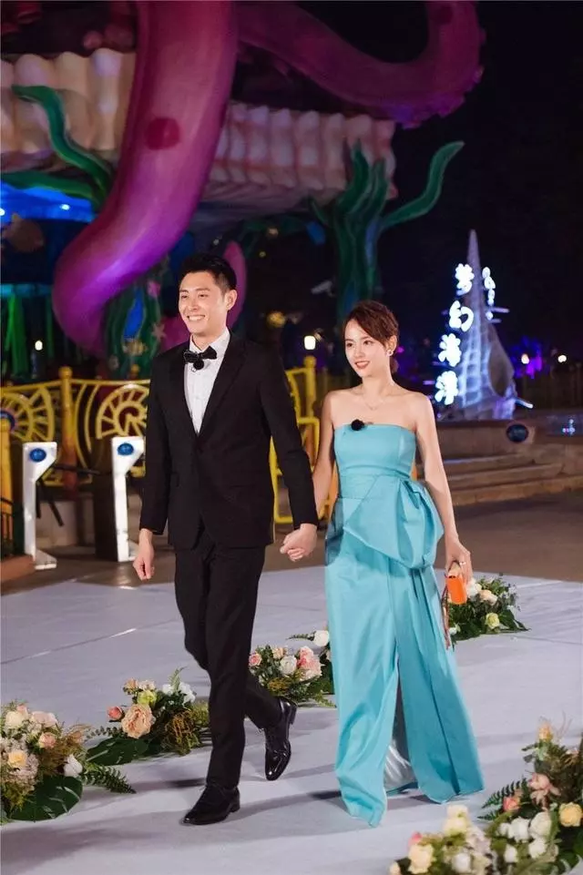 《妻子》團夫婦合體亮相,袁詠儀藍裙優雅,章子怡亮片紅裙太驚艷!