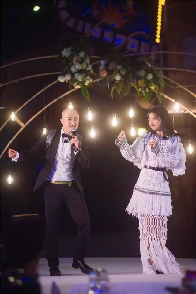 《妻子》團夫婦合體亮相,袁詠儀藍裙優雅,章子怡亮片紅裙太驚艷!