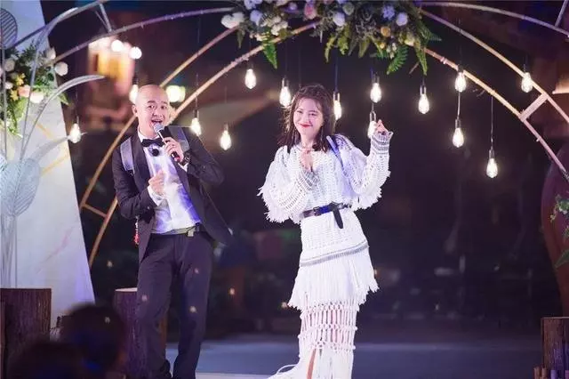 《妻子》團夫婦合體亮相,袁詠儀藍裙優雅,章子怡亮片紅裙太驚艷!