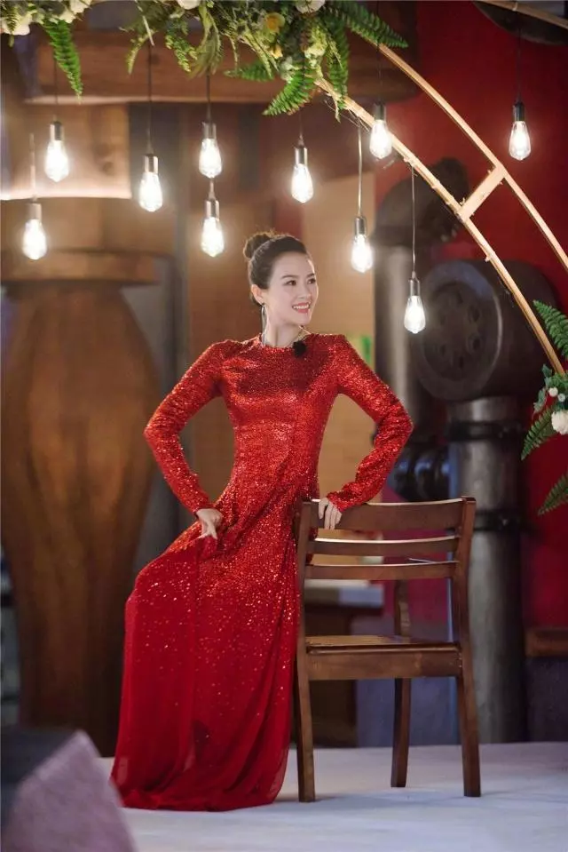 《妻子》團夫婦合體亮相,袁詠儀藍裙優雅,章子怡亮片紅裙太驚艷!