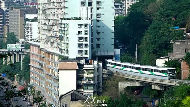 沒有電梯的「24樓公寓」還有捷運穿過!居民嘆「超詭異樓梯設計」背後真相:走到腿都在抖