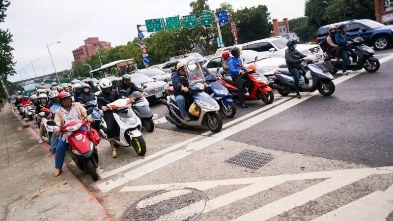 專家擬修法「5歲以下禁搭機車」 網友傻眼回:沒車的人乾脆別生?