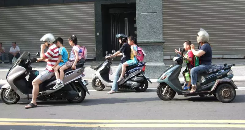 專家擬修法「5歲以下禁搭機車」 網友傻眼回:沒車的人乾脆別生?