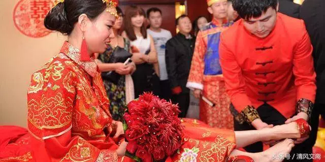 兒子婚後月月給我轉帳,兒媳懷孕我去伺候,推開廚房門我哭了