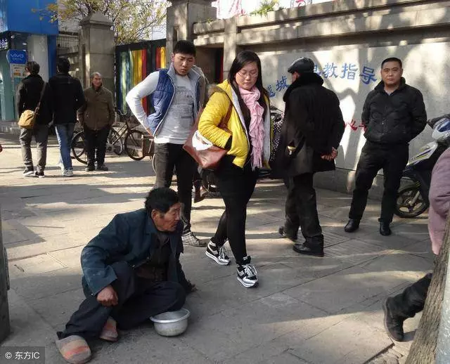 12名乞丐靠乞討養大棄嬰,多年後棄嬰出人頭地,讓85位乞丐落淚了