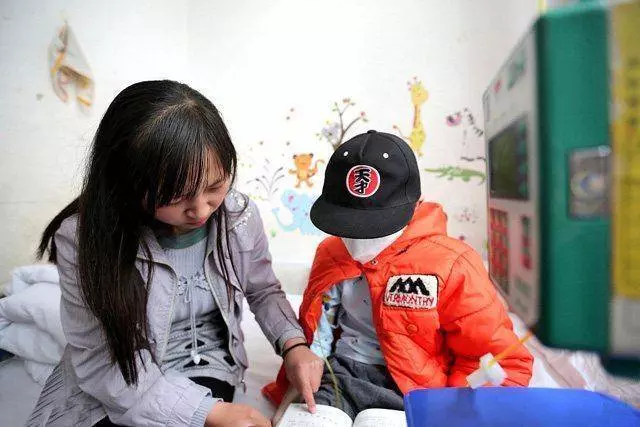 12名乞丐靠乞討養大棄嬰,多年後棄嬰出人頭地,讓85位乞丐落淚了