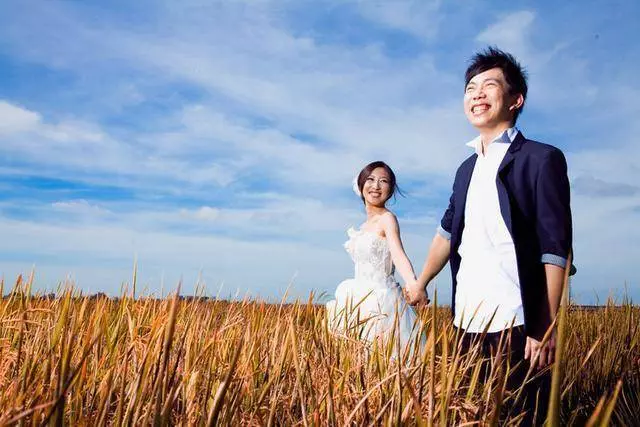 兒子結婚,去前婆家借錢,婆婆給筐臭雞蛋,半路丟棄時,愣住了