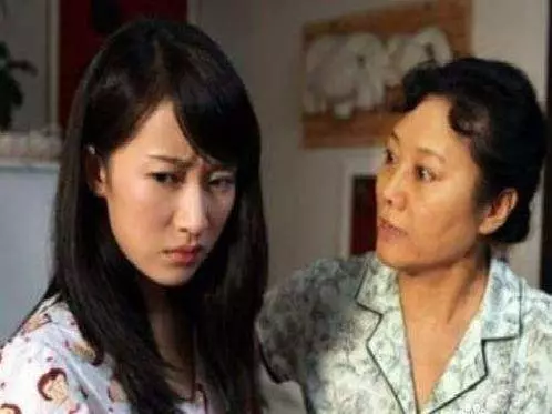 兒子結婚,去前婆家借錢,婆婆給筐臭雞蛋,半路丟棄時,愣住了