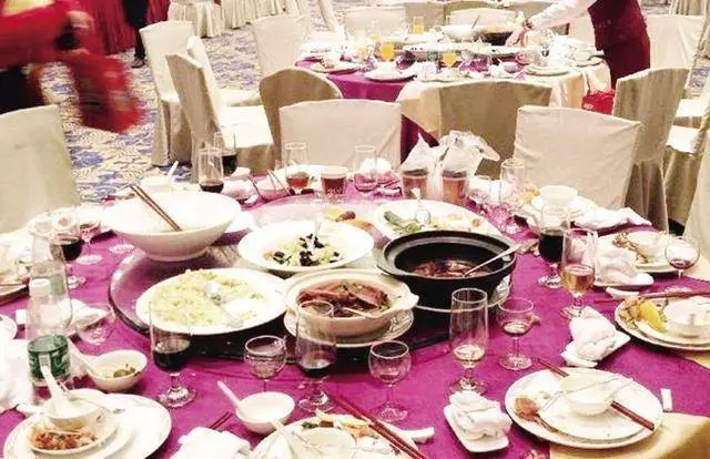 兒子結婚,去前婆家借錢,婆婆給筐臭雞蛋,半路丟棄時,愣住了