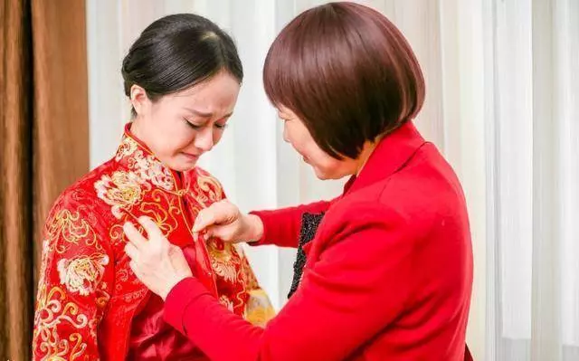 兒子結婚,去前婆家借錢,婆婆給筐臭雞蛋,半路丟棄時,愣住了