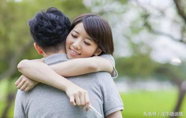兒子結婚,去前婆家借錢,婆婆給筐臭雞蛋,半路丟棄時,愣住了