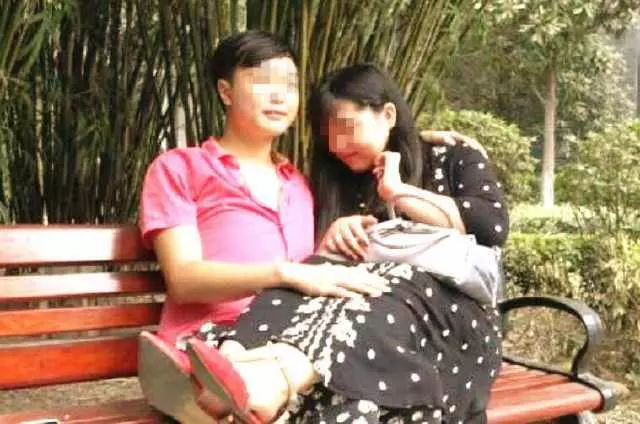 女子回家見母親睡陽台,當場要和丈夫離婚,房門一開,她愣那了