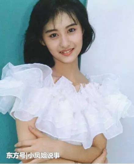 她婚後8年無子,卻仍受盡寵愛,今手戴鴿子蛋游世界愈顯年輕態