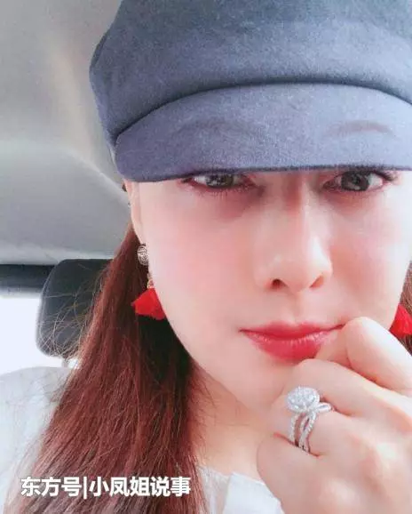 她婚後8年無子,卻仍受盡寵愛,今手戴鴿子蛋游世界愈顯年輕態