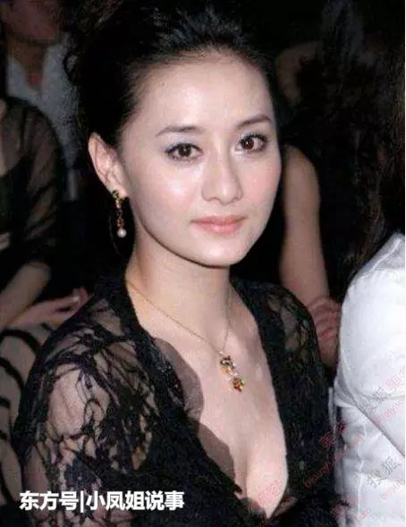 她婚後8年無子,卻仍受盡寵愛,今手戴鴿子蛋游世界愈顯年輕態