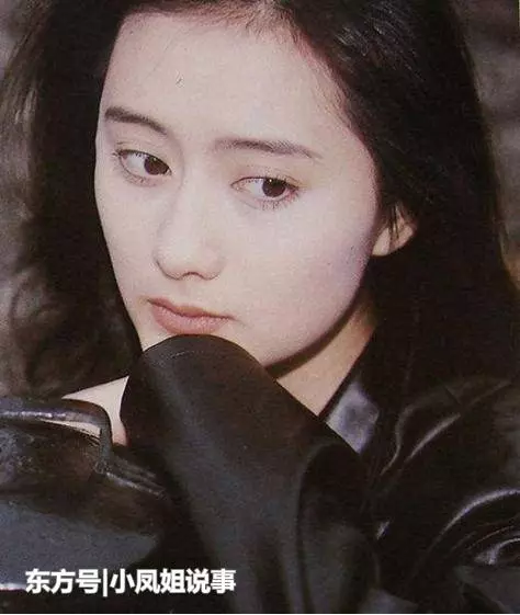她婚後8年無子,卻仍受盡寵愛,今手戴鴿子蛋游世界愈顯年輕態