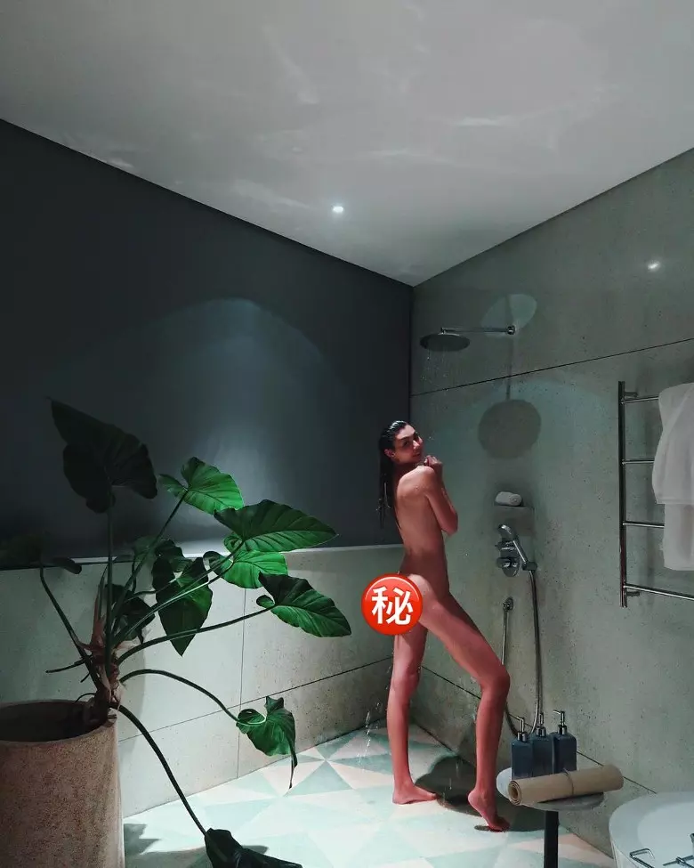 【尺度更大星二代!】只用樹葉遮2點,出浴照更是一絲不掛!網民嚇呆:王敏德會氣瘋吧~