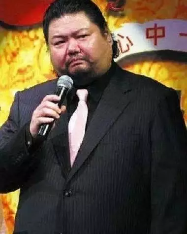 台灣重量級藝人,因醉酒不幸走後,妻子為還貸款一天只能吃一頓飯