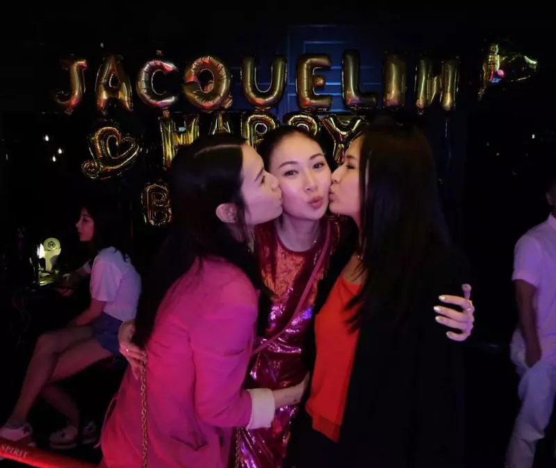 莊思敏生日大搞Party!胡杏兒老公超有異性緣被女圍?還公然抱著TA!