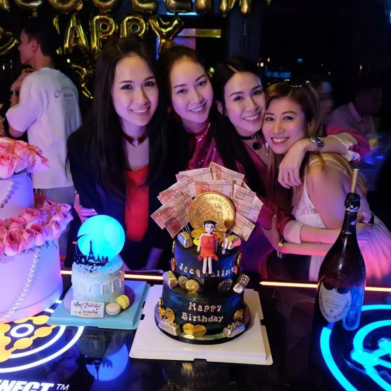 莊思敏生日大搞Party!胡杏兒老公超有異性緣被女圍?還公然抱著TA!