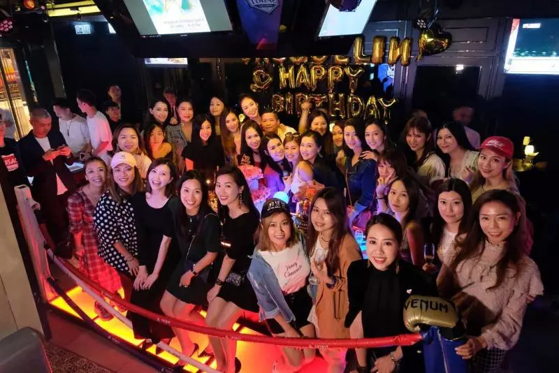 莊思敏生日大搞Party!胡杏兒老公超有異性緣被女圍?還公然抱著TA!