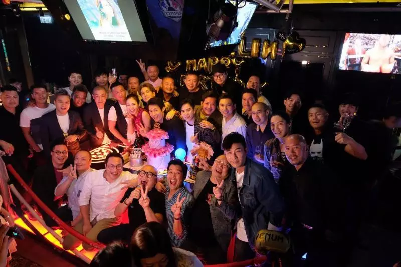莊思敏生日大搞Party!胡杏兒老公超有異性緣被女圍?還公然抱著TA!