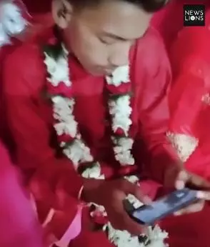 豈有此理!新郎在婚禮上忙「吃雞」, 完全不理新娘!? 賓客怒:真的想結婚嗎?!
