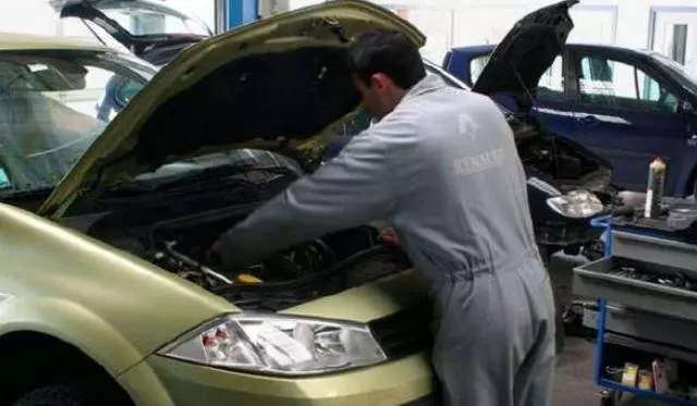 因早退4分鐘修理工被老闆開除,離開前把豪車擦一遍,老闆損失慘重!